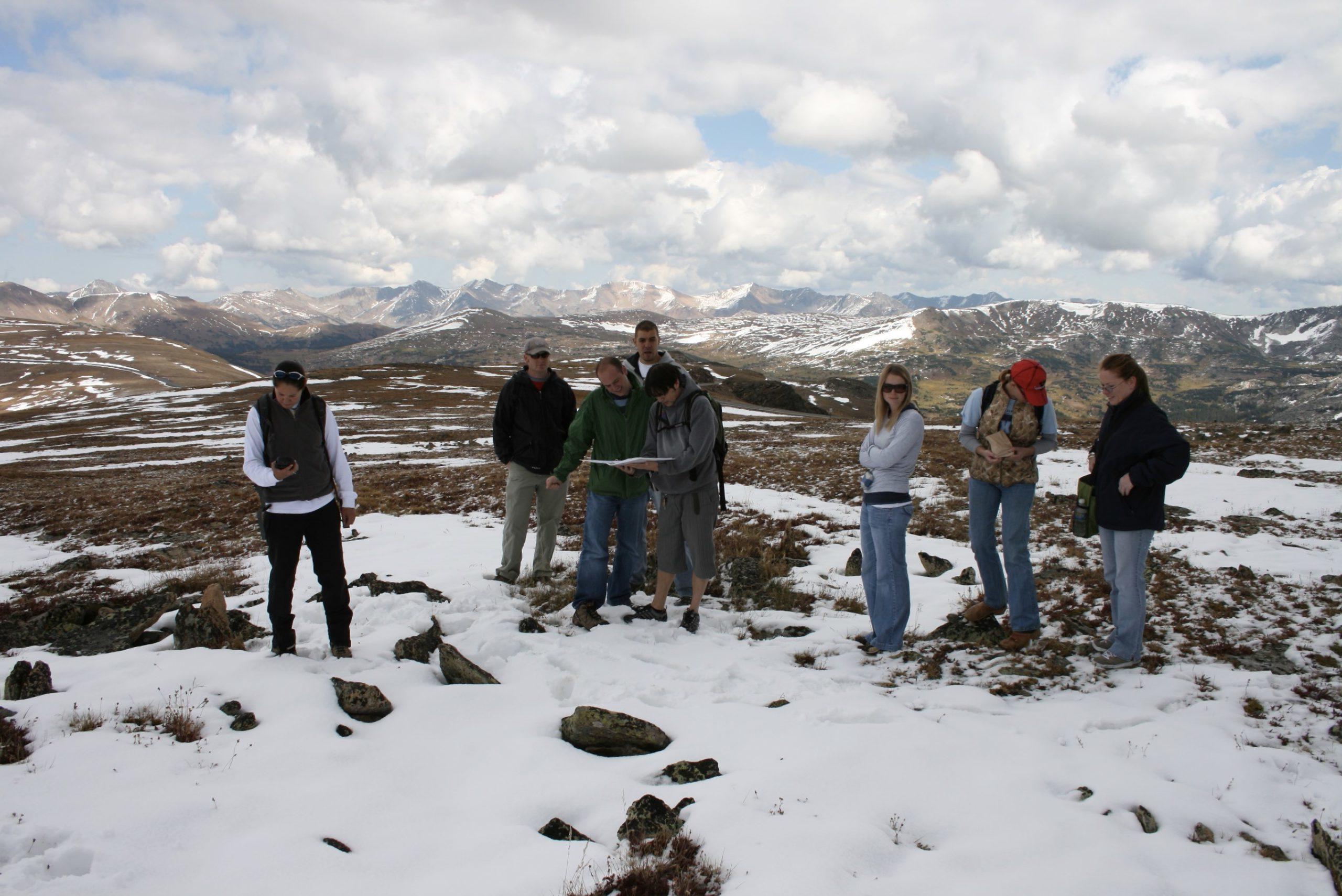学生和教师寻找落基山国家公园的位置